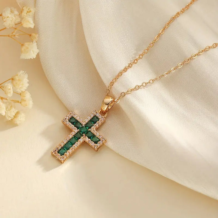 Collar con Colgante de Cruz Solene
