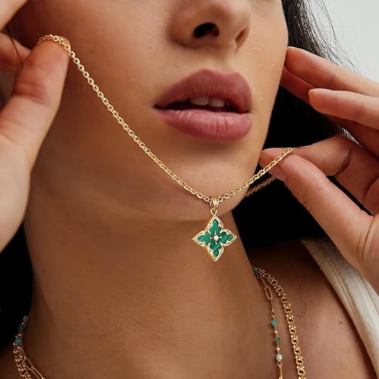 Collar con Colgante de Trébol