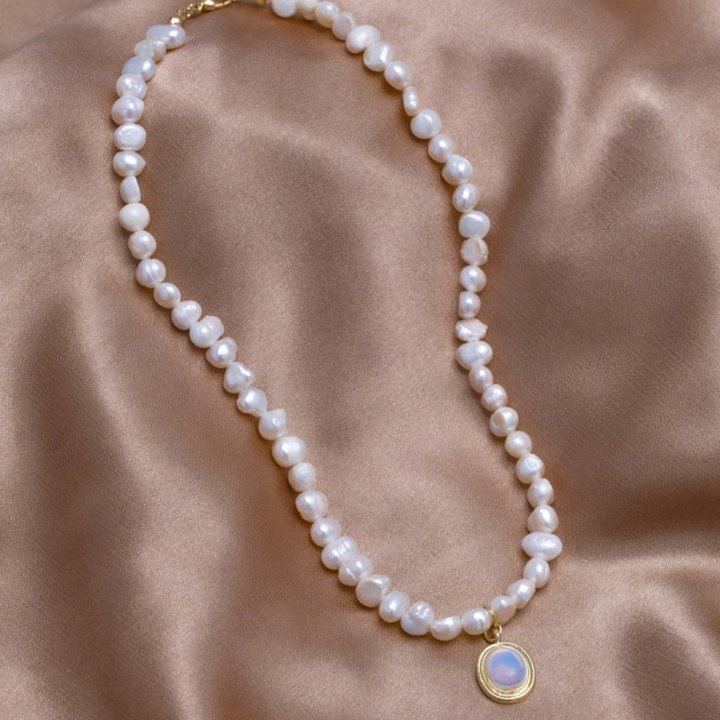 Collar de Perlas con Piedra Luna Dorado