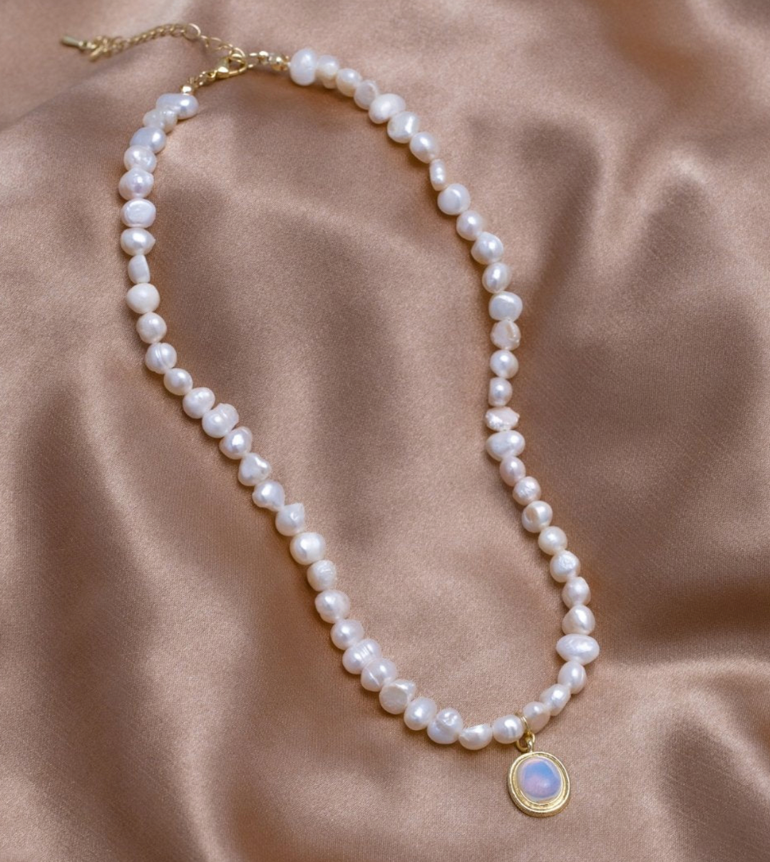 Collar de Perlas con Piedra Luna Dorado