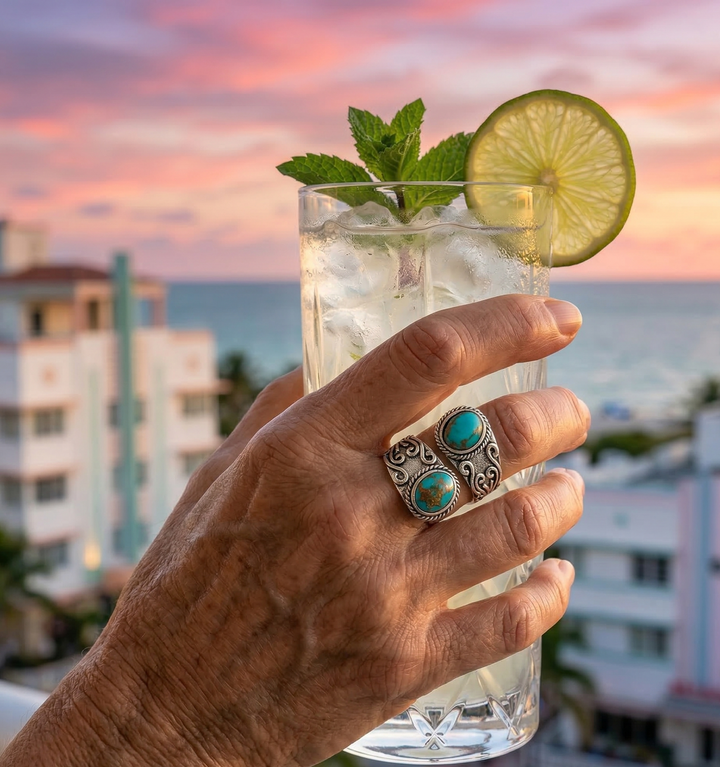 Anillo elegante vintage con banda cruzada y turquesa