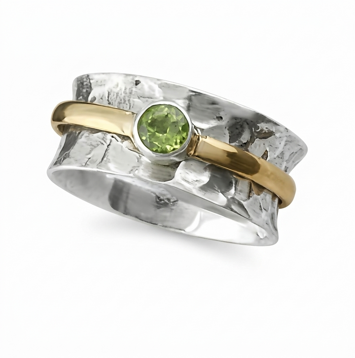 Anillo de piedra verde elegante