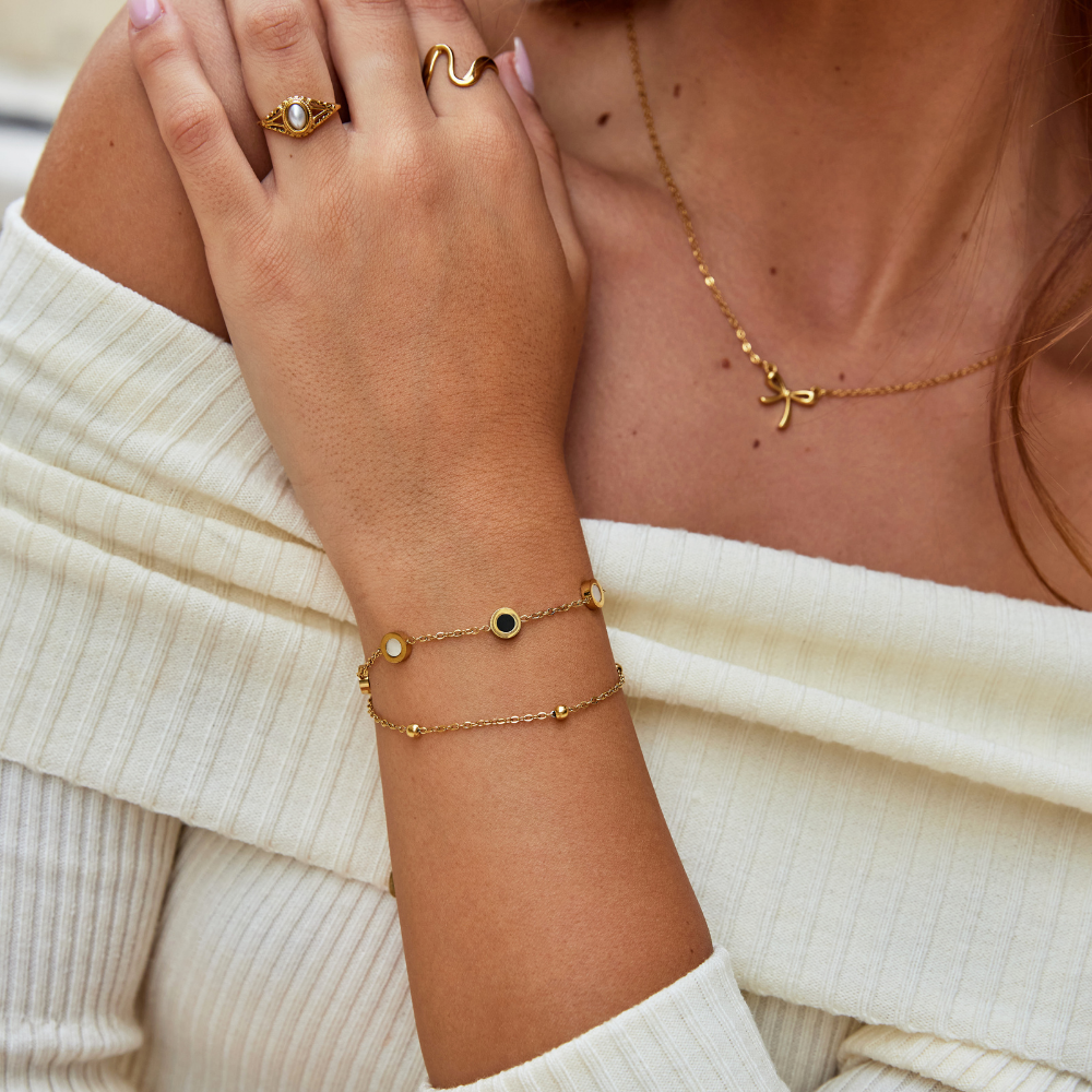Carla – Pulsera suave con elementos redondos contrastantes.