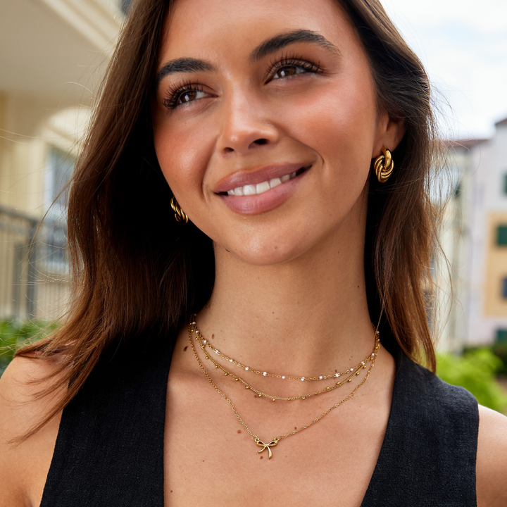 Collar de perlas blancas limpias