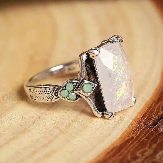 Anillo vintage con ópalo blanco