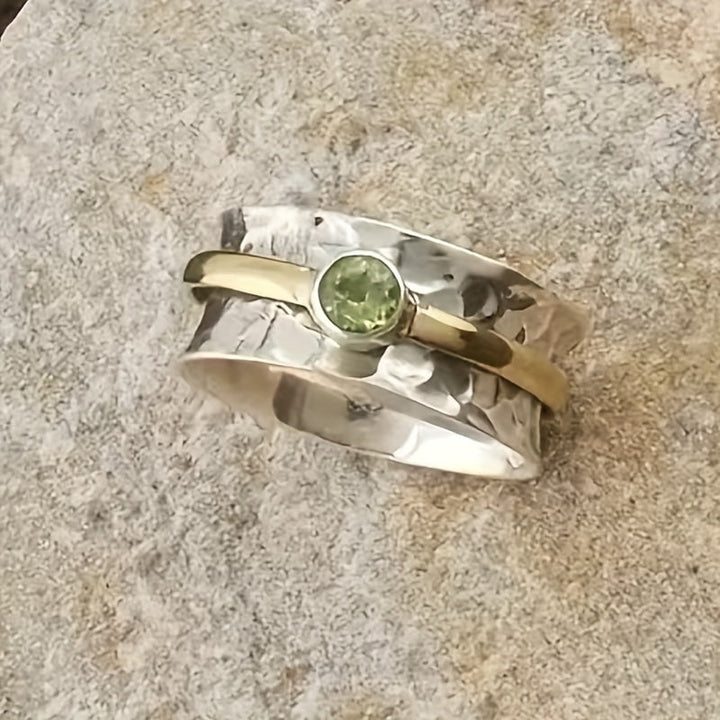 Anillo de piedra verde elegante