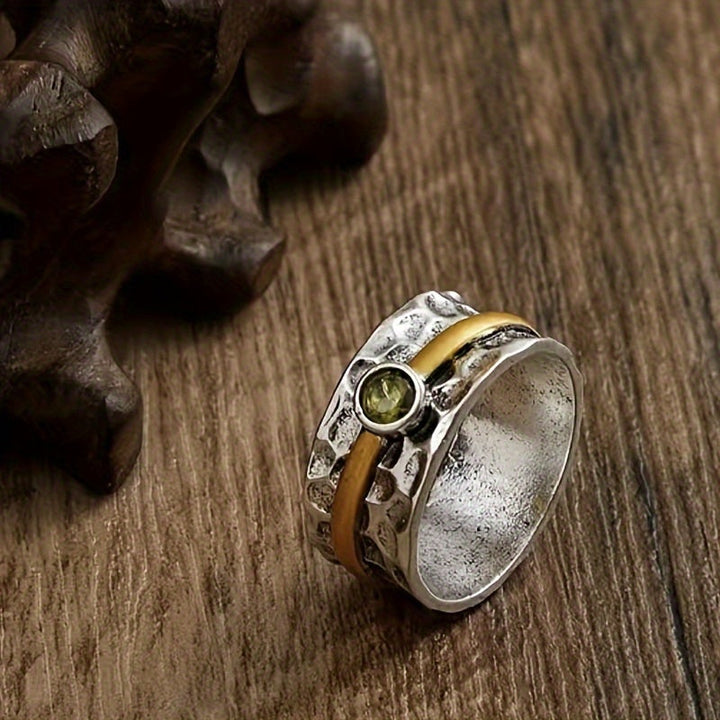 Anillo de piedra verde elegante