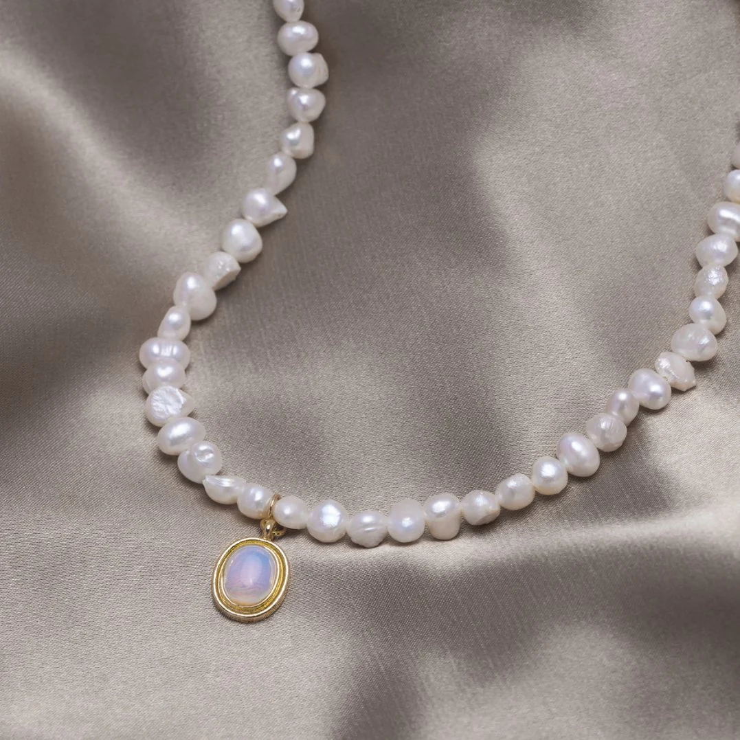 Collar de Perlas con Piedra Luna Dorado