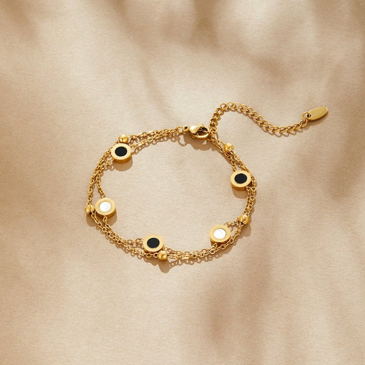 Carla – Pulsera suave con elementos redondos contrastantes.