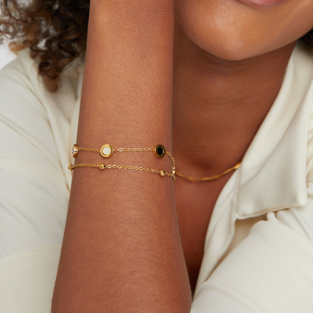 Carla – Pulsera suave con elementos redondos contrastantes.
