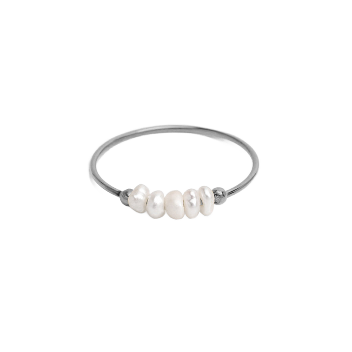 Anillo con perlas de agua dulce clásicas