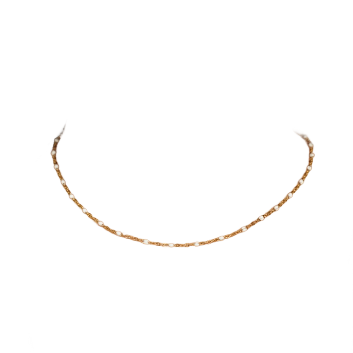 Collar de perlas blancas limpias