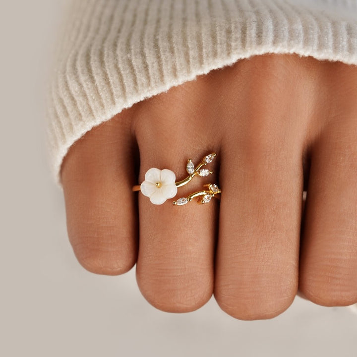 Anillo Estela de Flores Blancas