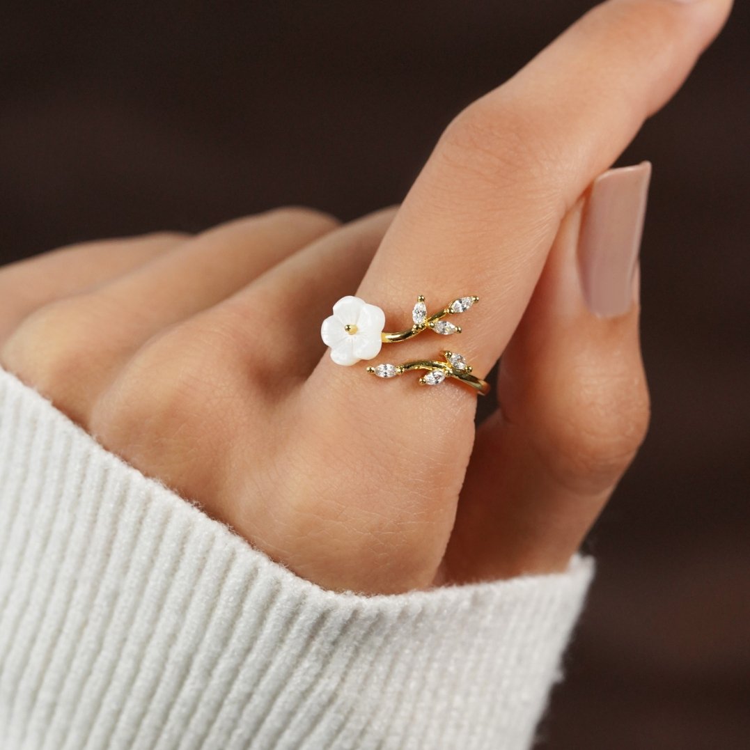 Anillo Estela de Flores Blancas