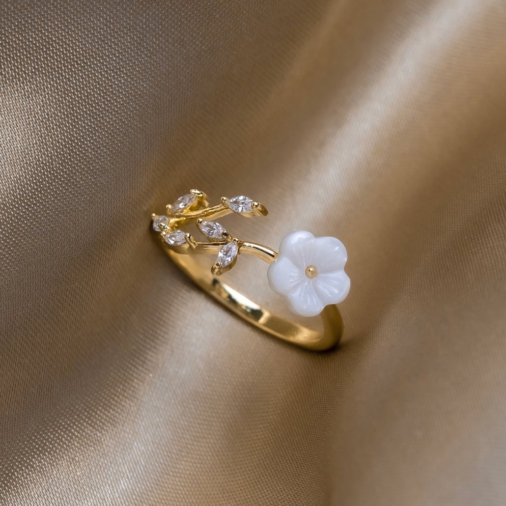 Anillo Estela de Flores Blancas