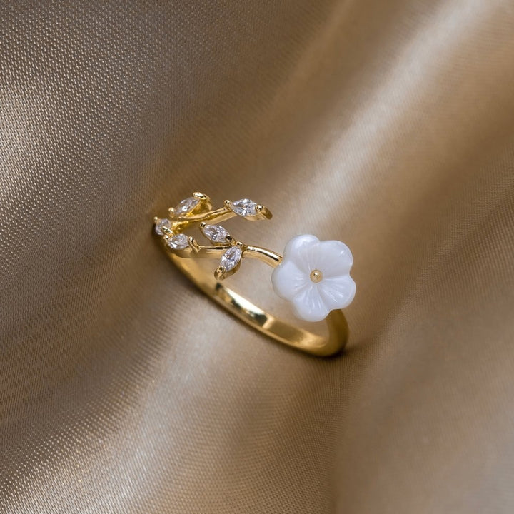 Anillo Estela de Flores Blancas