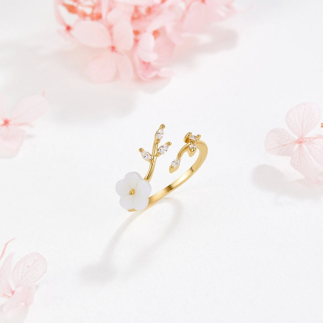 Anillo Estela de Flores Blancas