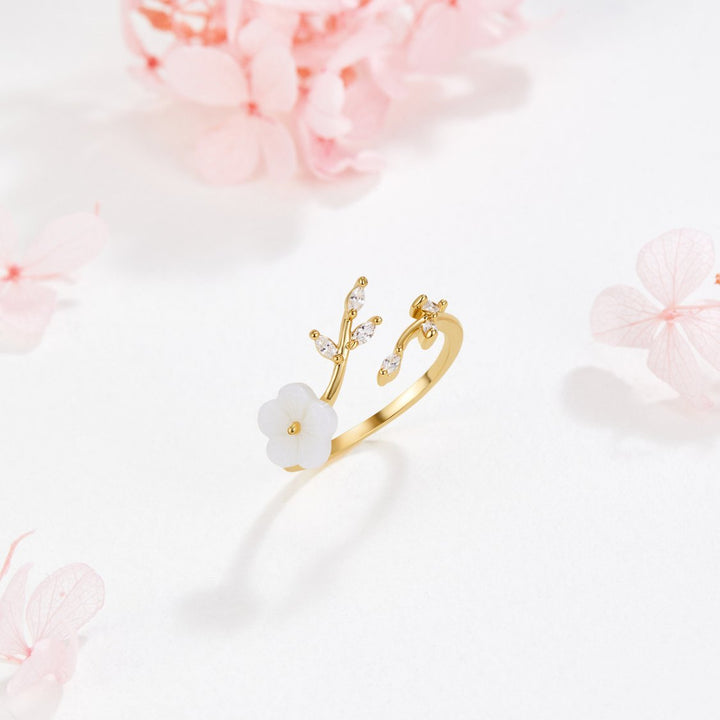 Anillo Estela de Flores Blancas