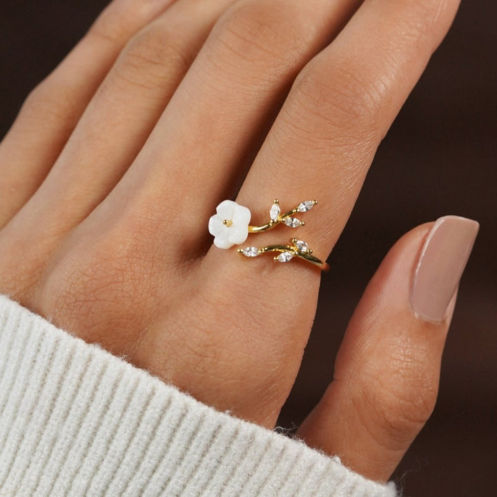 Anillo Estela de Flores Blancas